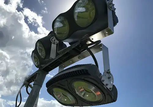 Wéi wielt een déi richteg Leeschtung vun enger High Mast LED Flutluucht?